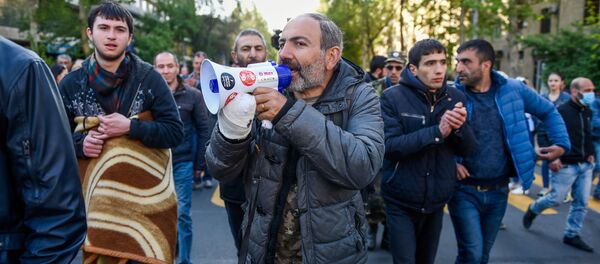 Лидер оппозиционной фракции Елк Никол Пашинян на проспекте Саят-Нова (17 апреля 2018). Ереван Лидер оппозиционной фракции Елк Никол Пашинян на проспекте Саят-Нова (17 апреля 2018). Ереван - Sputnik Армения
