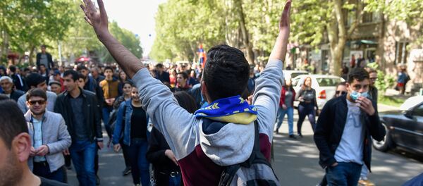 Активисты на улице Тигран Мец (17 апреля 2018). Ереван - Sputnik Армения