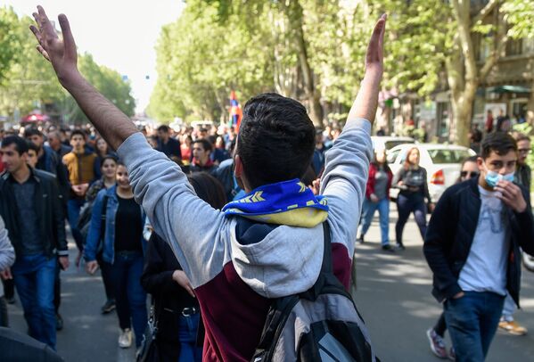 Активисты на улице Тигран Мец (17 апреля 2018). Ереван - Sputnik Армения