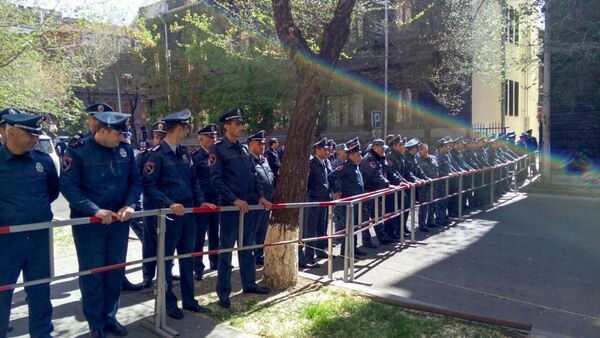 Полиция заблокировала проход на улицу Мелика Адамяна (17 апреля 2018). Ереван - Sputnik Արմենիա