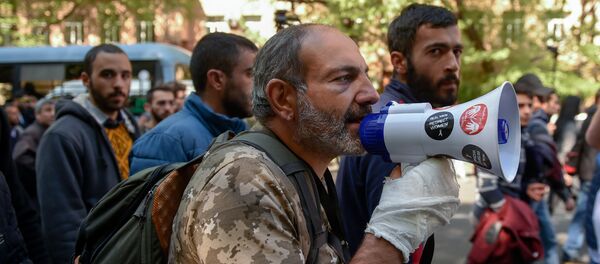 Активисты во главе с Николом Пашиняном на улице Тигран Мец (17 апреля 2018). Ереван Активисты во главе с Николом Пашиняном на улице Тигран Мец (17 апреля 2018). Ереван - Sputnik Արմենիա