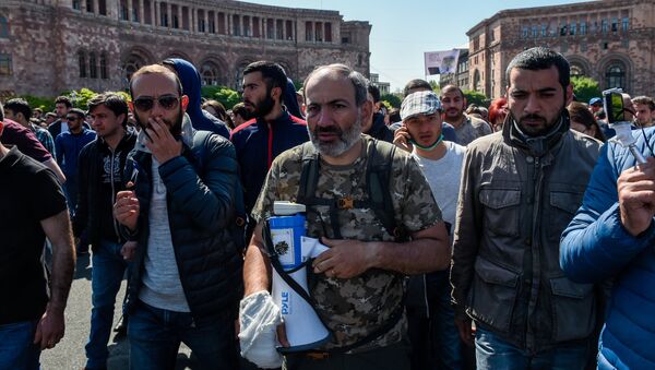 Активисты во главе с Николом Пашиняном на площади Республики (17 апреля 2018). Ереван - Sputnik Армения
