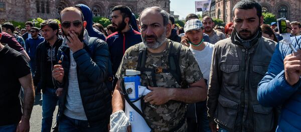 Активисты во главе с Николом Пашиняном на площади Республики (17 апреля 2018). Ереван - Sputnik Армения