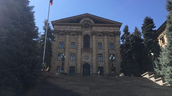 Здание Национального Собрания Армении (17 апреля 2018). Ереван - Sputnik Արմենիա