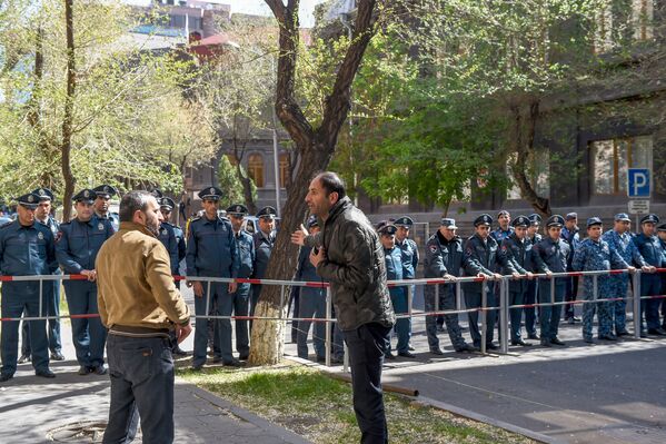 Полиция заблокировала проход на улицу Мелика Адамяна (17 апреля 2018). Ереван - Sputnik Армения