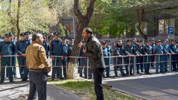Полиция заблокировала проход на улицу Мелика Адамяна (17 апреля 2018). Ереван - Sputnik Армения