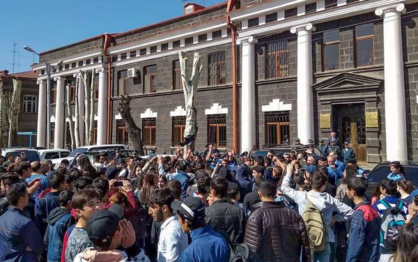 Студенты на улицах Гюмри (17 апреля 2018) - Sputnik Армения