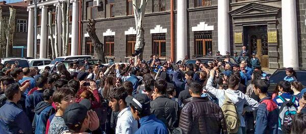 Студенты на улицах Гюмри (17 апреля 2018) - Sputnik Армения