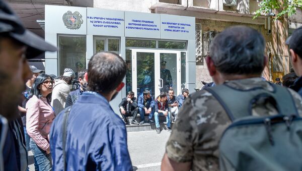 Активисты заблокировали вход в здание Главного управления внутренней безопасности и оперативного розыска МФ РА (17 апреля 2018). Ереван - Sputnik Армения
