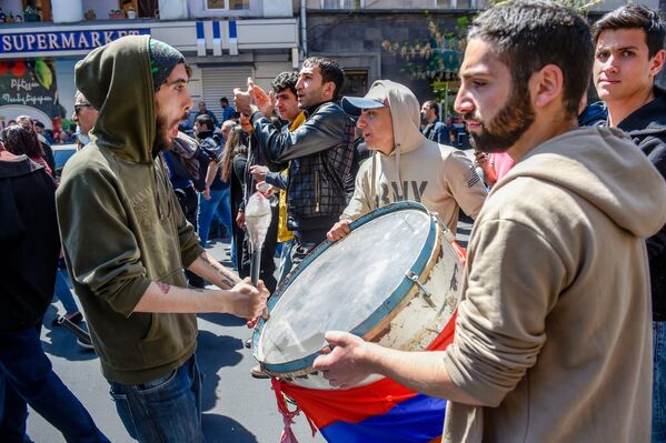 Активисты на улицах города (17 апреля 2018). Ереван - Sputnik Армения
