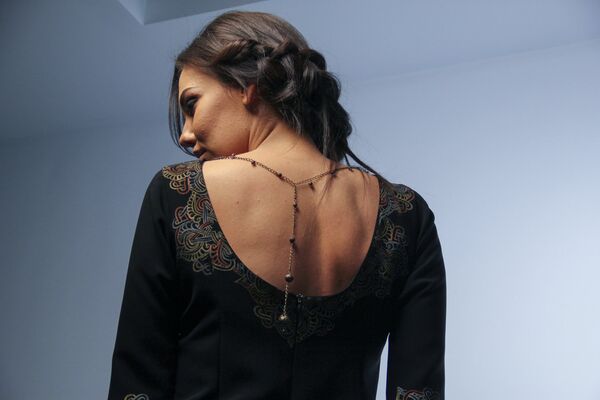 Анна Демирханян в платье с армянской вышивкой от культурного центра Терян, в котором она выступит на конкурсе талантов на Mrs.Globe 2015 Анна Демирханян в платье с армянской вышивкой от культурного центра Терян, в котором она выступит на конкурсе талантов на Mrs.Globe 2015 - Sputnik Армения