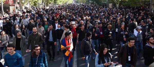 Акции протеста оппозиции в день избрания премьер-министра Армении Акции протеста оппозиции в день избрания премьер-министра Армении - Sputnik Армения