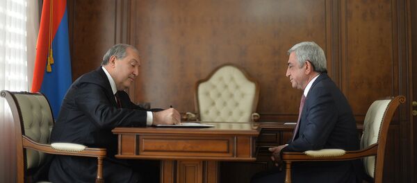 Президент Армении Армен Саркисян подписал указ о назначении Сержа Саргсяна премьер-министром страны (17 апреля 2018). Ереван Президент Армении Армен Саркисян подписал указ о назначении Сержа Саргсяна премьер-министром страны (17 апреля 2018). Ереван - Sputnik Արմենիա