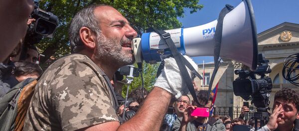 Никол Пашинян перед зданием резиденции Премьер-министра Армении (18 апреля 2018). Ереван Никол Пашинян перед зданием резиденции Премьер-министра Армении (18 апреля 2018). Ереван - Sputnik Армения