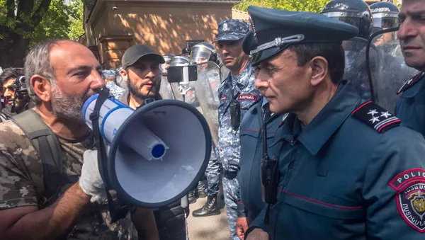 Лидер оппозиционной фракции Елк Никол Пашинян и заместитель начальника полиции Еревана Валерий Осипян перед зданием резиденции Премьер-министра Армении (18 апреля 2018). Ереван