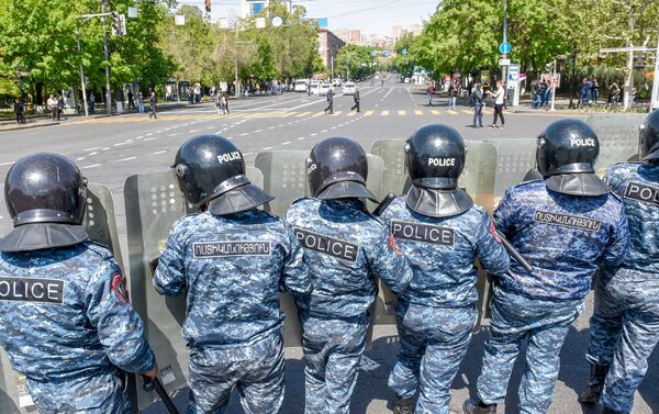Полицейской кордон на площади Франции (18 апреля 2018). Ереван - Sputnik Армения