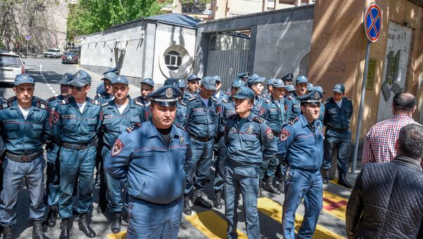 Полицейские на проспекте Маштоца (18 апреля 2018). Ереван - Sputnik Армения