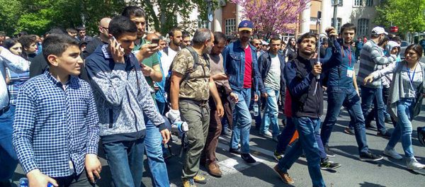 Активисты во главе с Николом Пашиняном на улице Корьюна (18 апреля 2018). Ереван - Sputnik Արմենիա