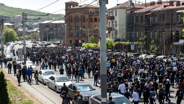 Активисты на улице Чаренца (18 апреля 2018). Ереван - Sputnik Արմենիա