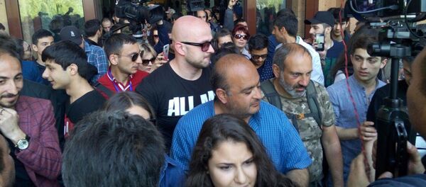 Протестующие у Ереванского Госуниверситета. 18 апреля 2018 года - Sputnik Армения