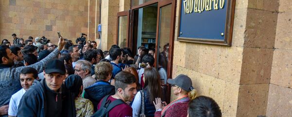 Активисты у входа в ЕГУ (18 апреля 2018). Ереван - Sputnik Արմենիա