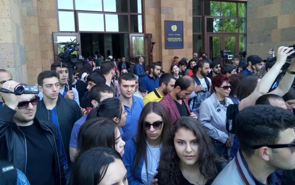Протестующие у Ереванского Госуниверситета. 18 апреля 2018 года Протестующие у Ереванского Госуниверситета. 18 апреля 2018 года - Sputnik Армения