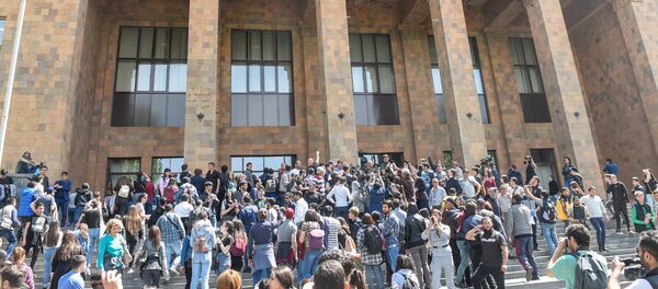 Активисты у входа в ЕГУ (18 апреля 2018). Ереван Активисты у входа в ЕГУ (18 апреля 2018). Ереван - Sputnik Արմենիա