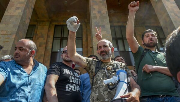 Протестующие во главе с Николом Пашиняном у входа в ЕГУ (18 апреля 2018). Ереван - Sputnik Արմենիա