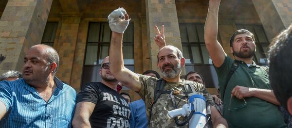 Протестующие во главе с Николом Пашиняном у входа в ЕГУ (18 апреля 2018). Ереван - Sputnik Армения