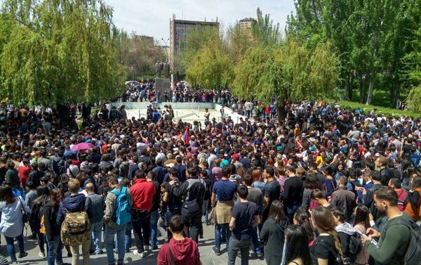 Протестующие у ЕГУ (18 апреля 2018). Ереван - Sputnik Армения
