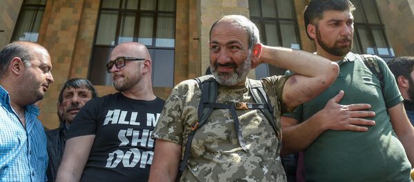 Протестующие во главе с Николом Пашиняном у входа в ЕГУ (18 апреля 2018). Ереван - Sputnik Արմենիա