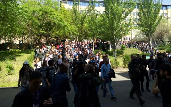 Протестующие у ЕГУ Протестующие у ЕГУ - Sputnik Армения