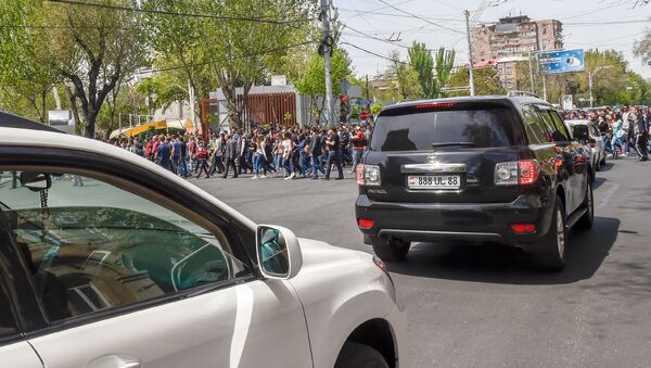 Протестующие на улице Алека Манукяна (18 апреля 2018). Ереван - Sputnik Армения