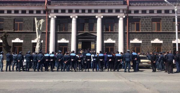 Протестующие около администрации Ширакской области (18 апреля 2018). Гюмри - Sputnik Армения