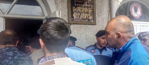 Протестующие около администрации Ширакской области (18 апреля 2018). Гюмри - Sputnik Армения