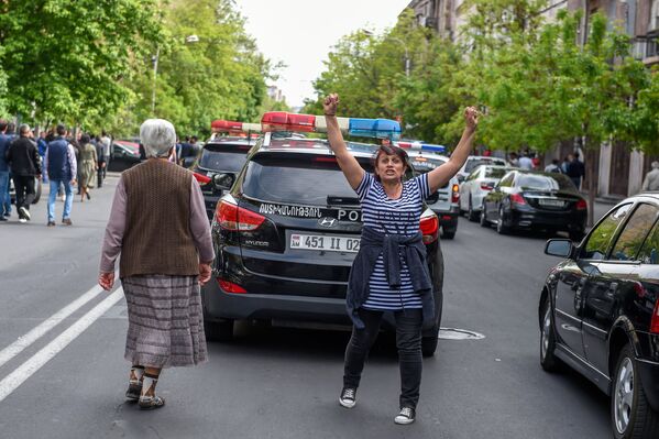 Протестующие на улице Мовсеса Хоренаци (18 апреля 2018). Ереван - Sputnik Армения
