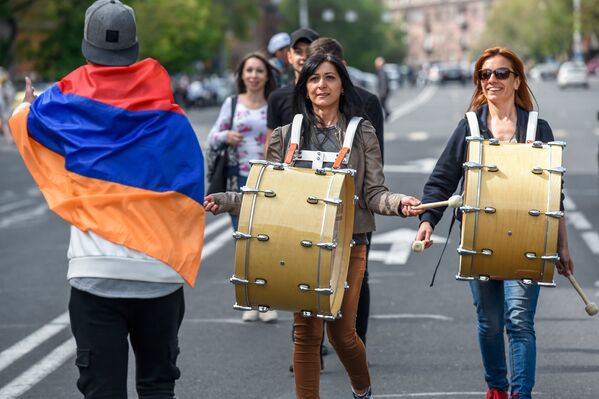 Протестующие на улице Григора Лусаворича (18 апреля 2018). Ереван - Sputnik Армения