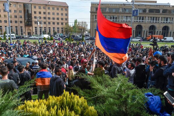 Протестующие перед мэрией Еревана (18 апреля 2018) - Sputnik Армения