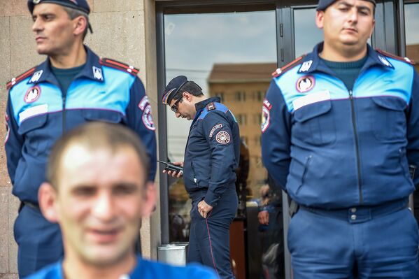 Полицейские перед перед мэрией Еревана (18 апреля 2018) - Sputnik Армения