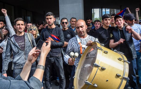 Протестующие на улицах (18 апреля 2018). Ереван - Sputnik Армения