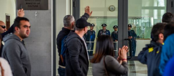 Протестующие перед правительственным зданием (18 апреля 2018). Еревaн - Sputnik Армения