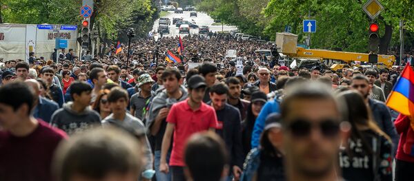 Протестующие на улице Вазгена Саргсяна (18 апреля 2018). Ереван Протестующие на улице Вазгена Саргсяна (18 апреля 2018). Ереван - Sputnik Արմենիա