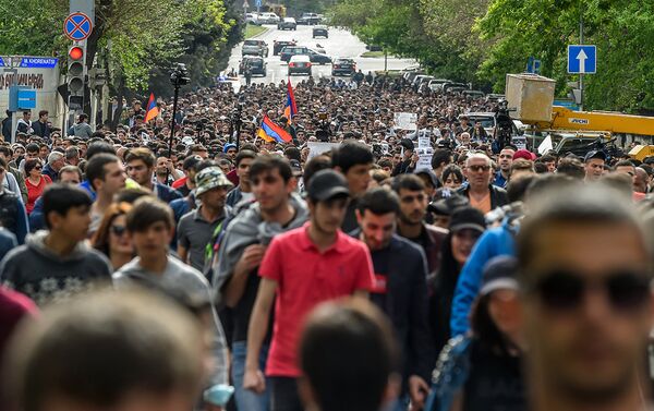 Протестующие на улице Вазгена Саргсяна (18 апреля 2018). Ереван - Sputnik Армения
