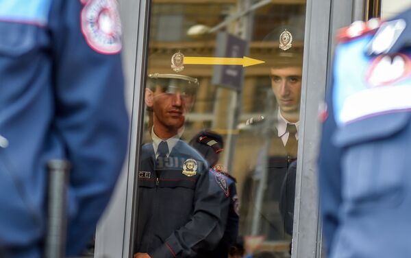 Полицейские у провительственного здания (18 апреля 2018). Ереван - Sputnik Армения