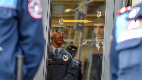 Полицейские у правительственного здания (18 апреля 2018). Еревaн - Sputnik Армения