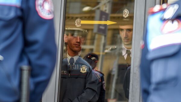 Полицейские у правительственного здания (18 апреля 2018). Еревaн - Sputnik Արմենիա