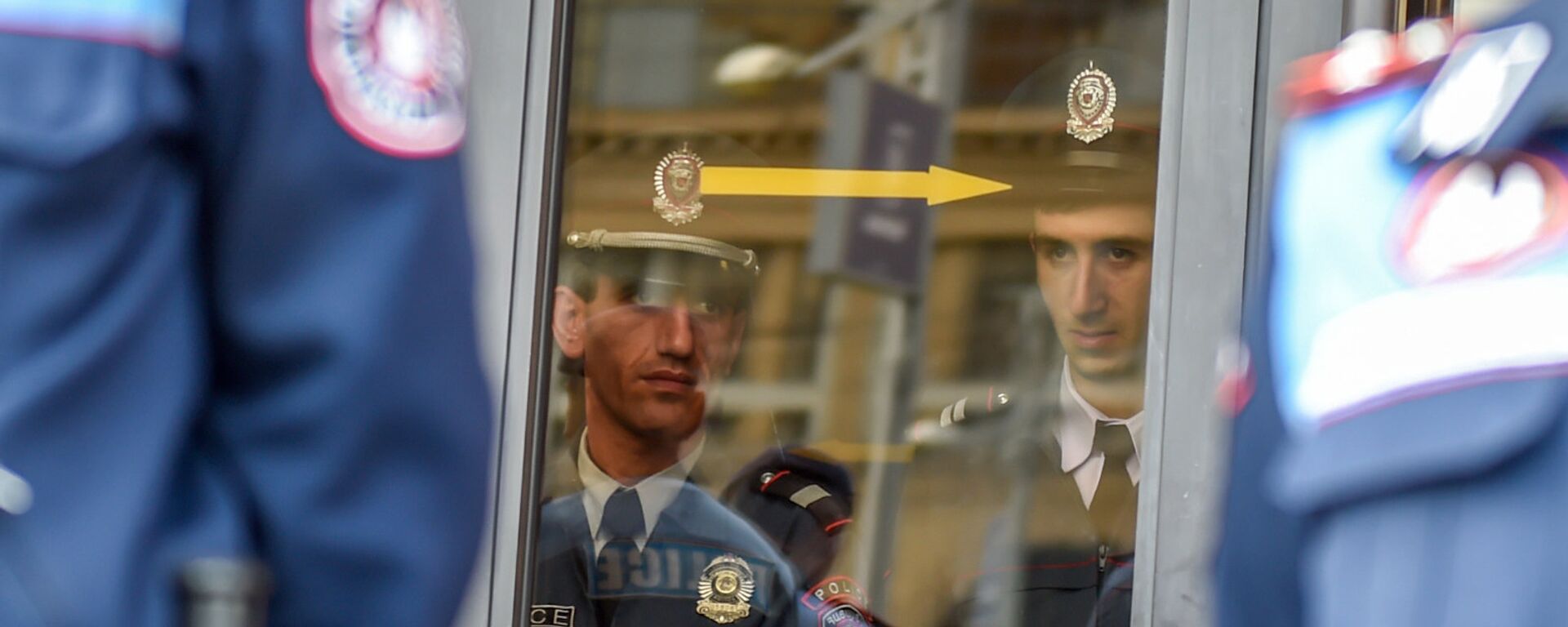 Полицейские у правительственного здания (18 апреля 2018). Еревaн Полицейские у правительственного здания (18 апреля 2018). Еревaн - Sputnik Արմենիա, 1920, 01.06.2021