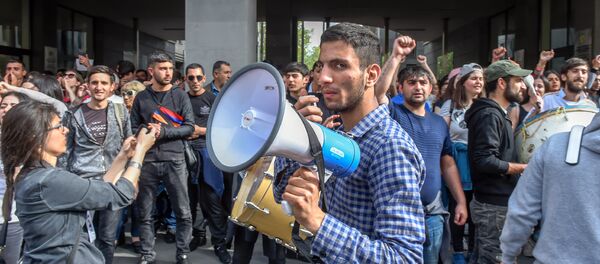 Полицейские у провительственного здания (18 апреля 2018). Ереван - Sputnik Армения