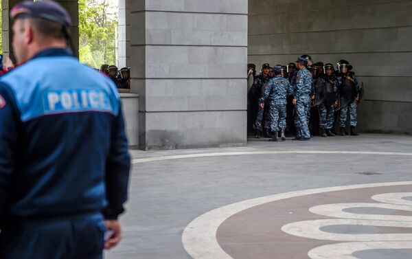 Полицейские у провительственного здания (18 апреля 2018). Ереван - Sputnik Армения