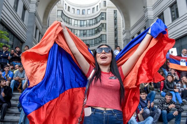 Протестующие у правительственного здания (18 апреля 2018). Ереван - Sputnik Армения